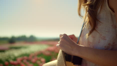 Hermosas-Manos-De-Mujer-Tocando-El-Primer-Plano-Del-Sombrero.-Manos-De-Mujer-Gentil-A-La-Luz-Del-Sol.