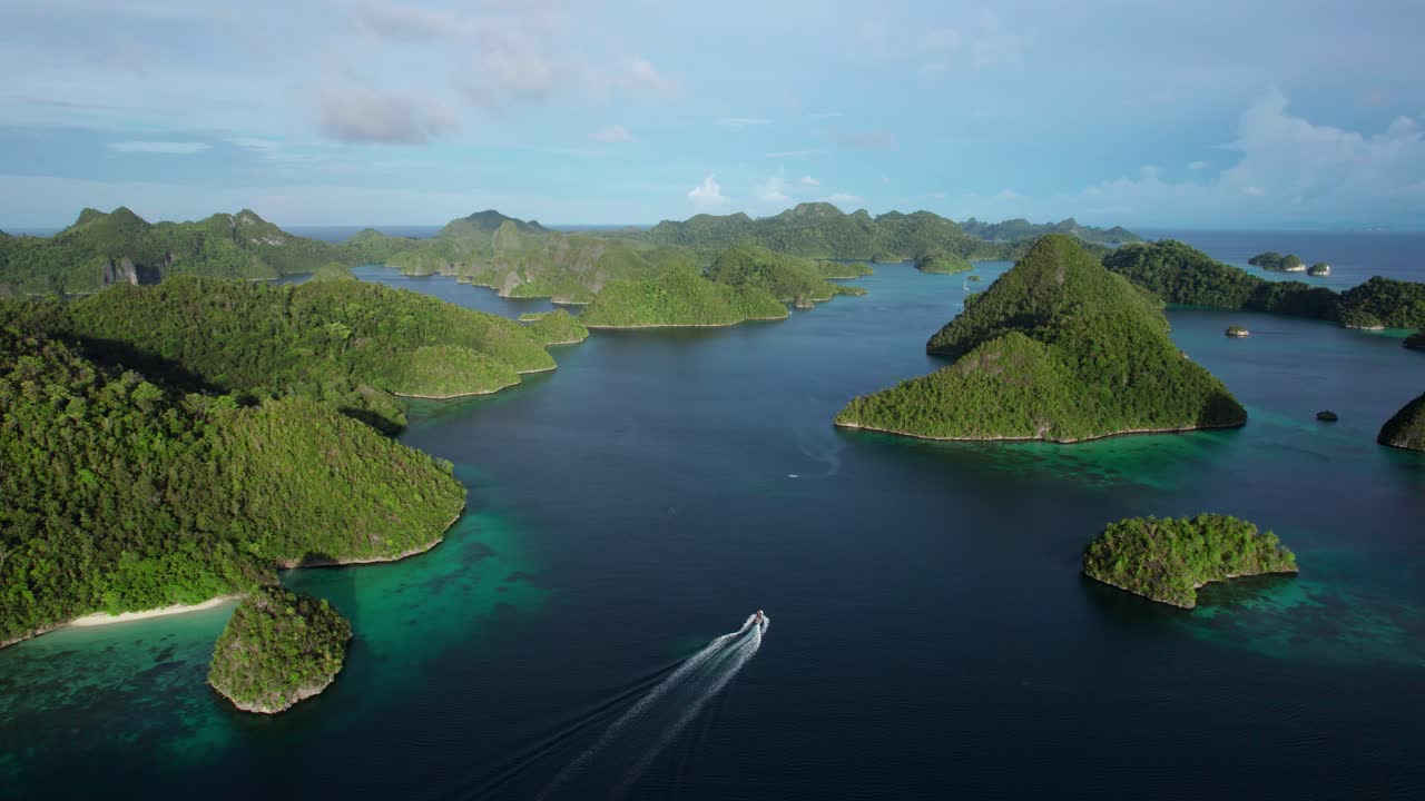 un pequeño bote atraviesa raja ampat indonesia, entre islas tropicales, aguas turquesas y arrecifes de coral