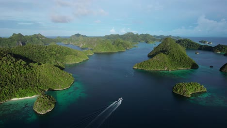 Kleines-Boot-Fährt-Durch-Raja-Ampat-Indonesien,-Zwischen-Tropischen-Inseln,-Türkisfarbenem-Wasser-Und-Korallenriffen