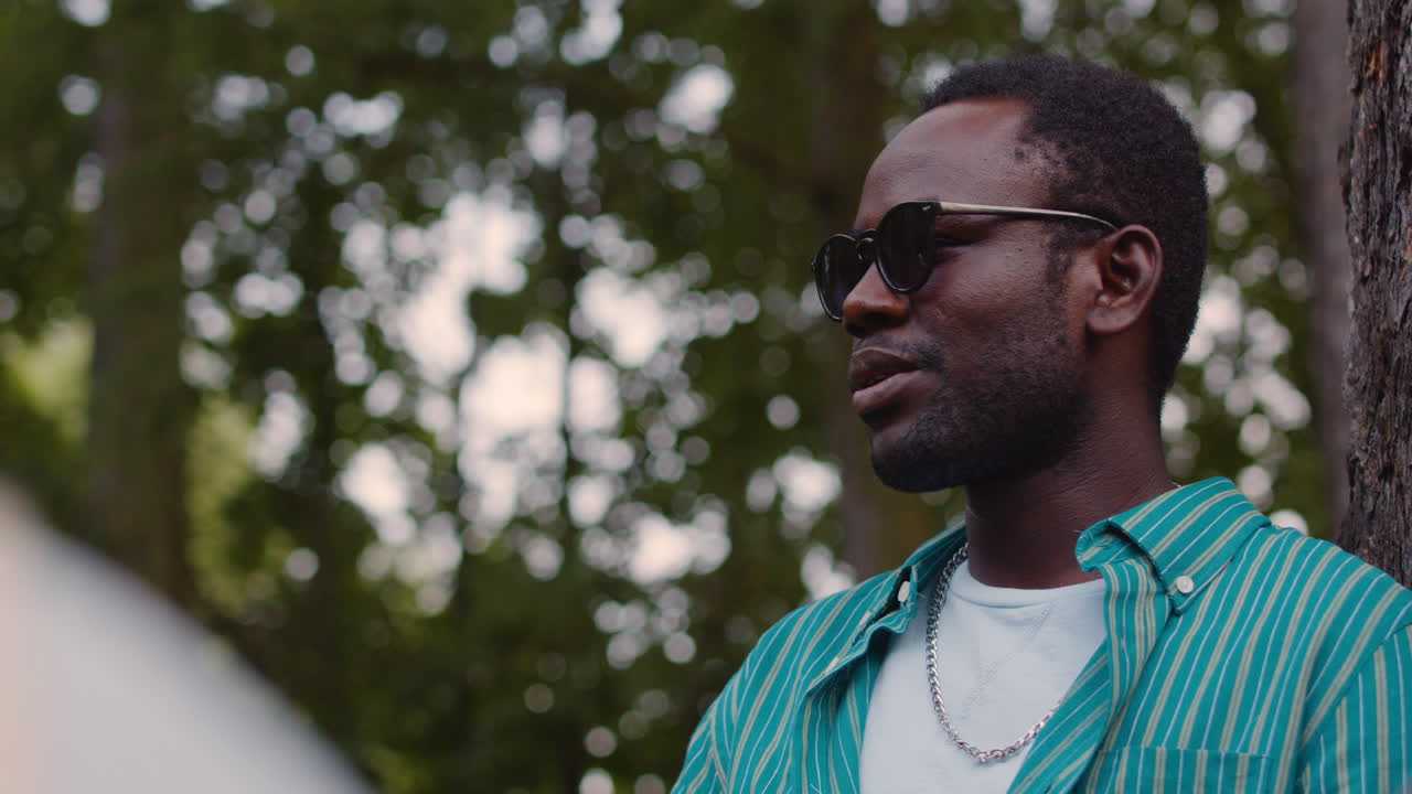 친구들과 얘기하는 남자