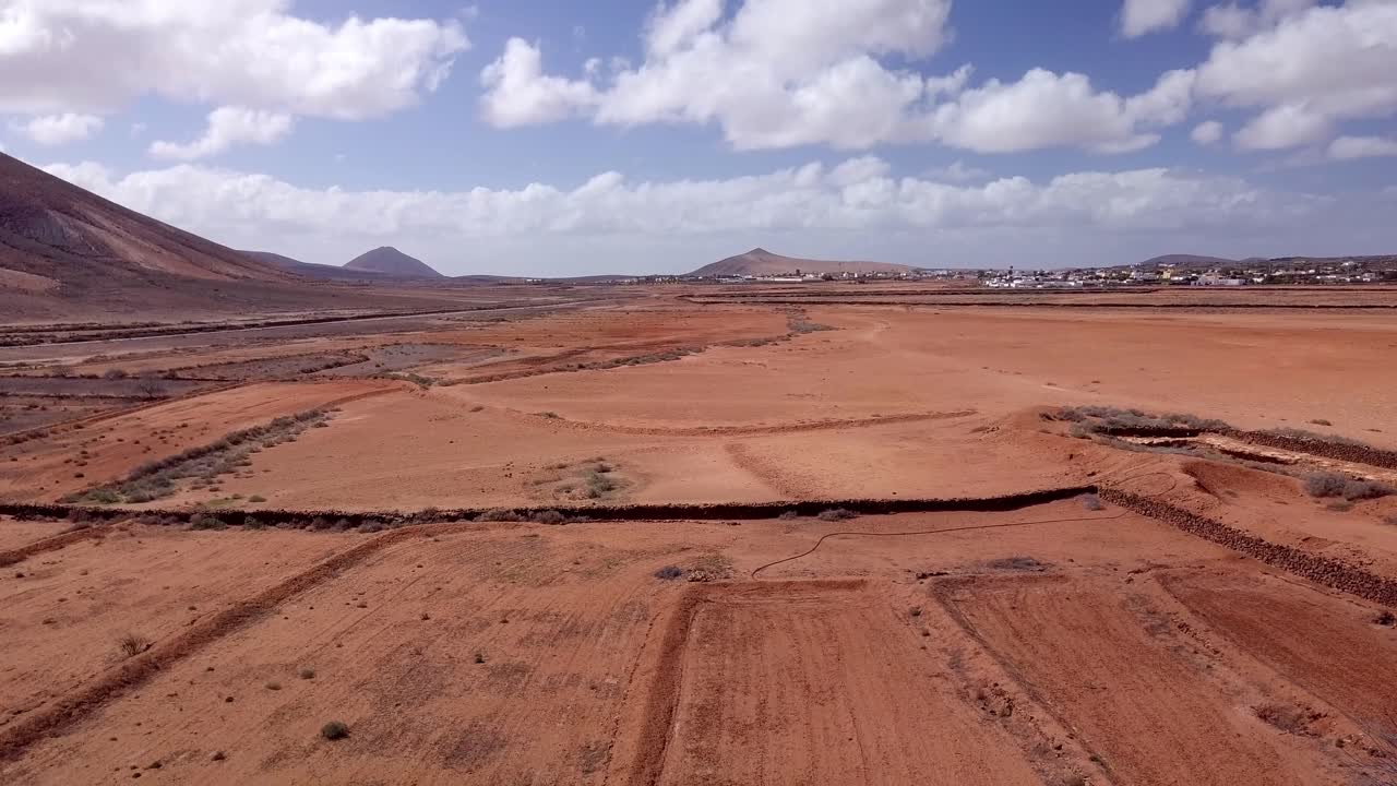 vista panorámica del desierto de oliva desde el punto de vista de un dron