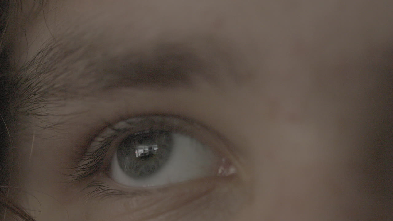 tv를 보거나 비디오 게임을 할 때 십대 소년의 눈에 초점을 맞춥니다.