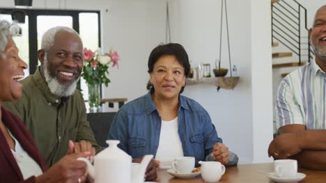 Gente-Feliz-Y-Diversa-Bebiendo-Té-En-Una-Casa-De-Retiro