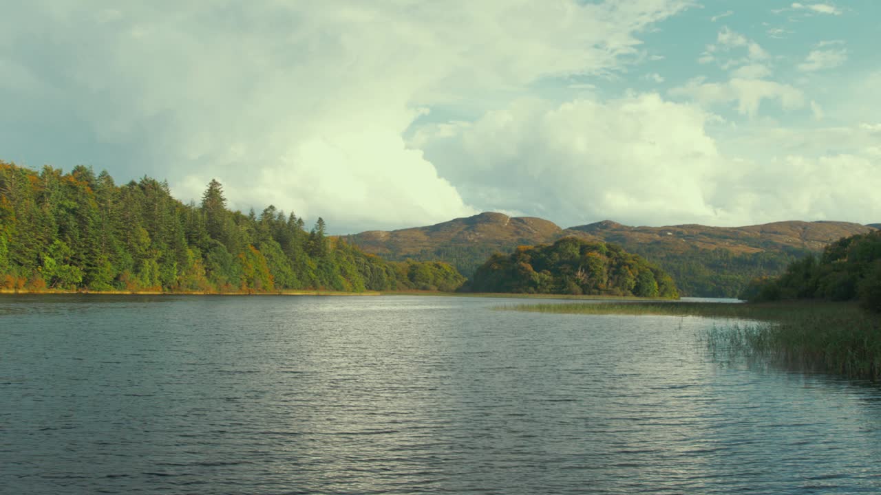 Magnifique paysage naturel de rivière en automne