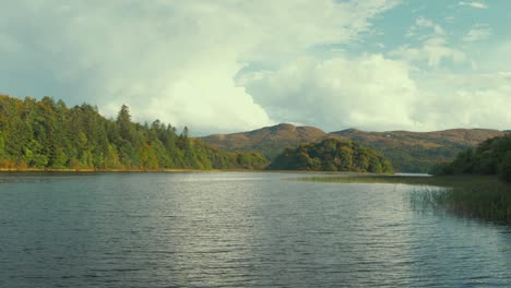 Wunderschöne-Natürliche-Flussblicklandschaft-Im-Herbst