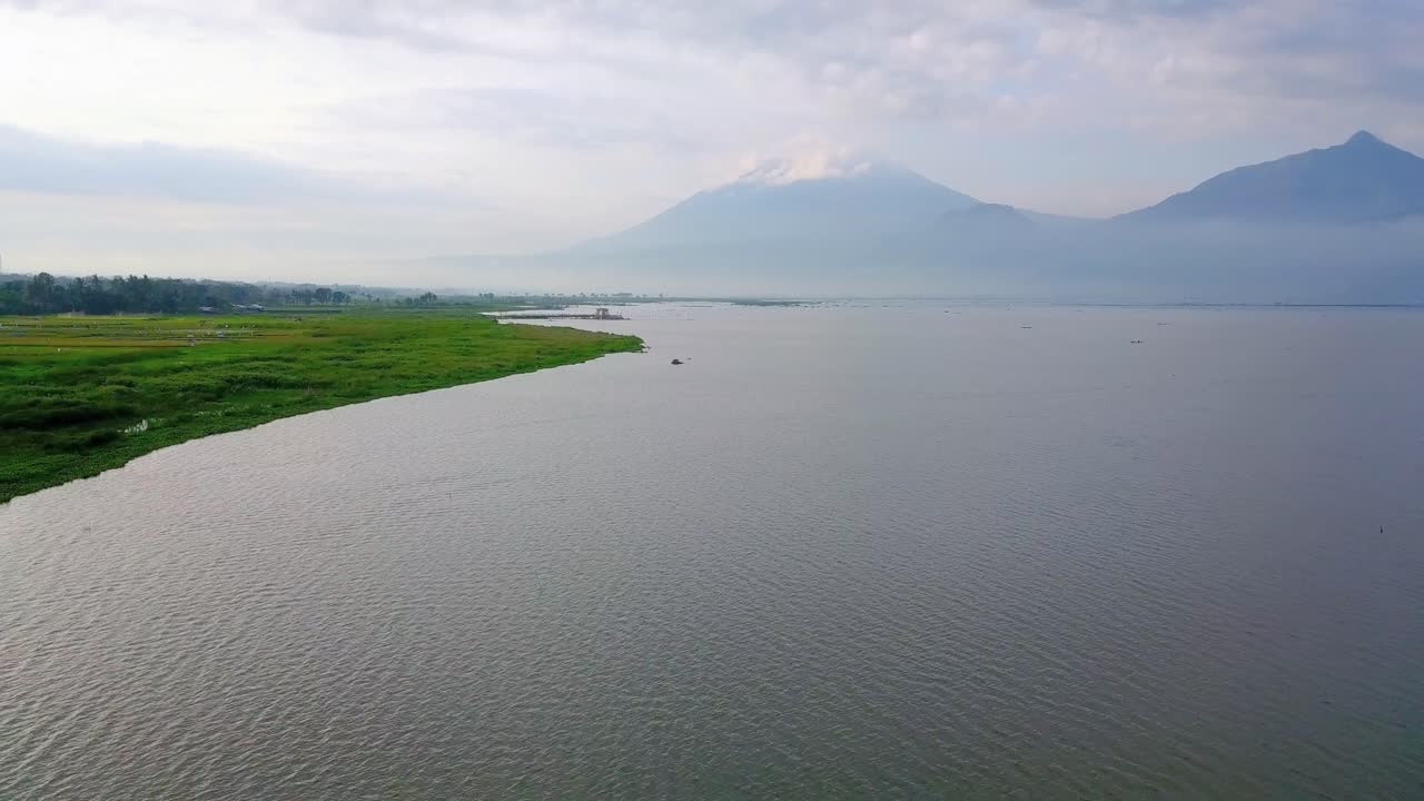 vista aérea desde la costa tropical en las montañas de indonesia en segundo plano