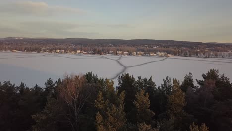 Lago-Congelado-En-Falun,-Suecia-Durante-Un-Frío-Invierno-En-Diciembre,-Filmado-Con-Un-Dron