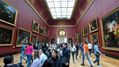 multitud explorando el arte en el museo del louvre