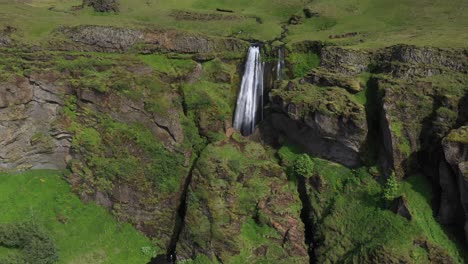 Kleiner-Wasserfall-In-Island-Mit-Drohnenvideo,-Das-Bis-Zur-Weitwinkelaufnahme-Ausgefahren-Wird