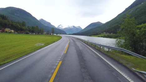 conducir un coche en una carretera en noruega