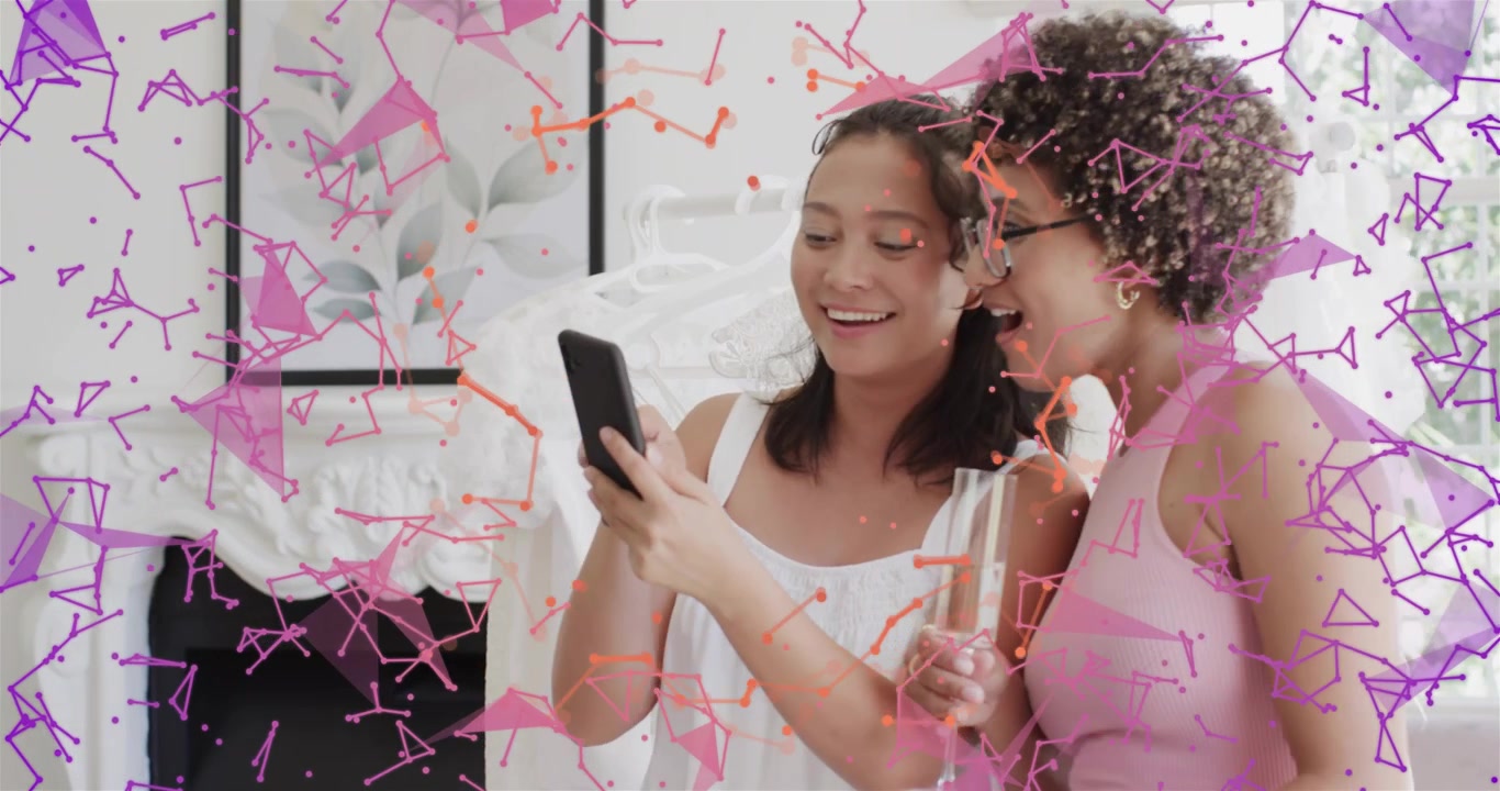 Donna che tocca lo smartphone attivando coriandoli in realtà aumentata (AR) mentre gli amici si raggruppano e brindano con i calici.