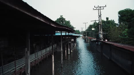 Ein-Leerer-Kanal-In-Thailand