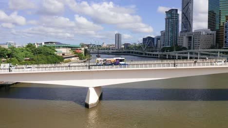 Aerial-dolly-shot-of-Victoria-Bridge-in-the-morning-with-buses,-cars,-taxis-and-foot-traffic