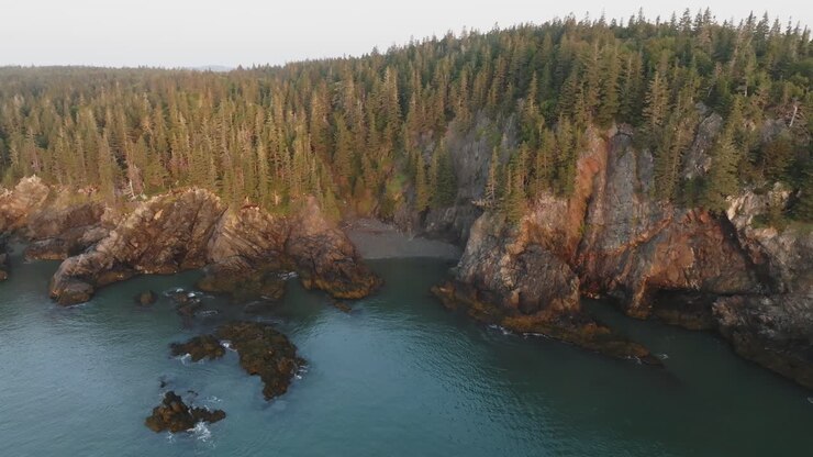 Atemberaubende Drohnenaufnahmen zeigen die sonnenverwöhnte Landschaft der Maine Bold Coast