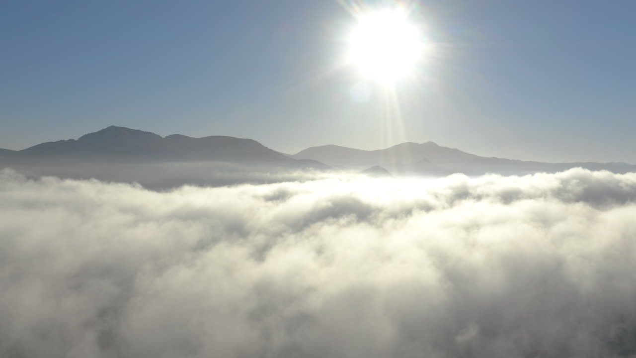 일출 동안 샌디에고의 산들 위로 낮은 안개의 공중 전망