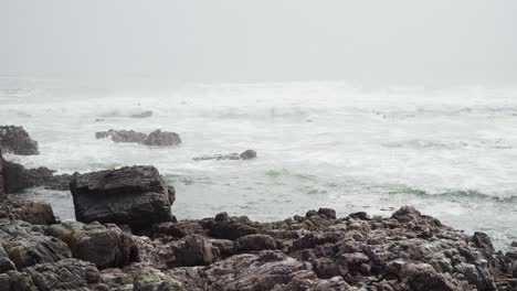 Costa-Rocosa-Con-Grandes-Olas-Blancas-Golpeando-La-Orilla-Durante-El-Día