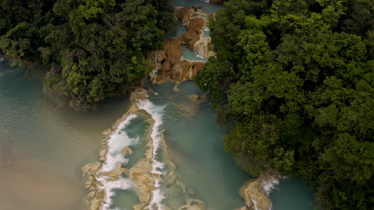 Ripresa aerea con drone delle cascate di Agua Azul a Chiapas, in Messico. La prospettiva mostra la splendida acqua turchese che scende a cascata sulle formazioni calcaree.