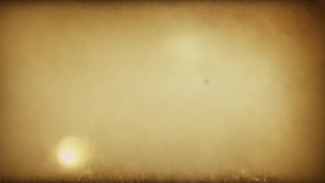 오래된 셀로이드 필름이 불타서 검은 바탕에 연기가 생기고 옛날 영화적인 분위기를 불러일으킨다.