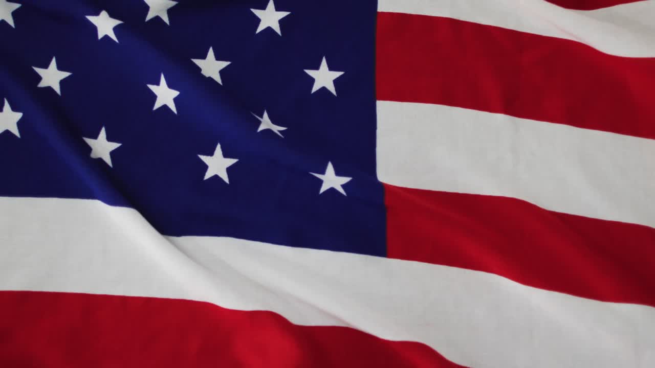 primer plano de la bandera estadounidense arrugada con estrellas y rayas