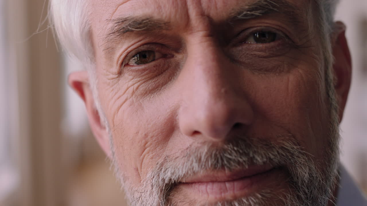 retrato de un anciano feliz sonriendo con confianza mirando por la ventana disfrutando del estilo de vida de jubilación planeando el futuro relajándose en casa