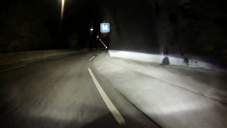 Pov-Aufnahme-Eines-Autos,-Das-Durch-Einen-Einspurigen-Tunnel-Durch-Einen-Berg-Fährt