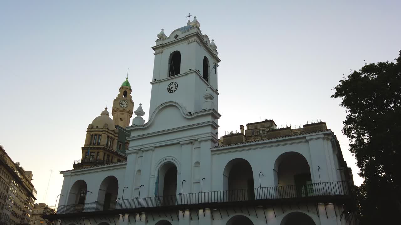 아르헨티나 부에노스아이레스 시의 상징적인 건물인 카빌도 (cabildo) 는 해가 지는 스카이 라인 위에서 황혼에 조명된 역사적인 건축물이다.