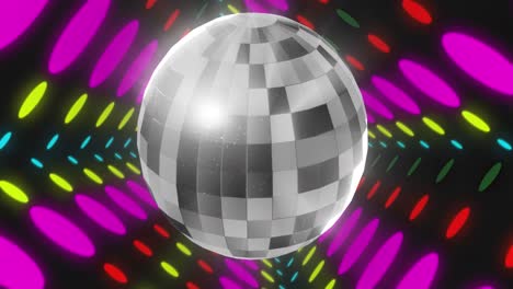 animación de una pelota de discoteca sobre manchas coloridas sobre un fondo negro