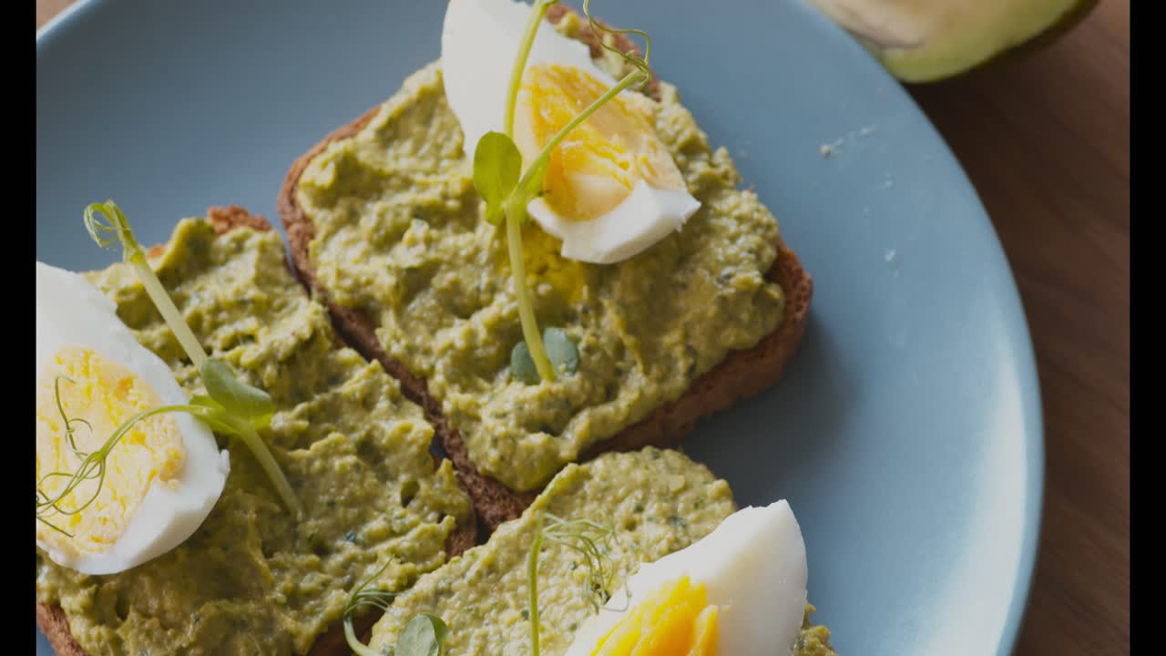 달 과 함께 아보카도 토스트