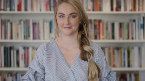 Retrato-Hermosa-Joven-Rubia-Estudiante-Sonriendo-Confiada-Independiente-En-El-Fondo-De-La-Biblioteca