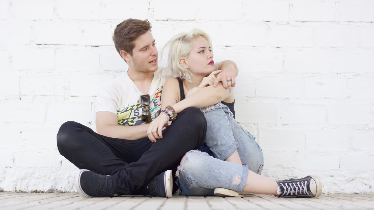 트렌디한 스터 젊은 커플