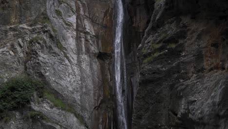 Die-Faszinierende-Schönheit-Des-Hoch-Aufragenden-Wasserfalls-In-Ledro,-Italien,-Schafft-Eine-Einzigartige-Atmosphäre