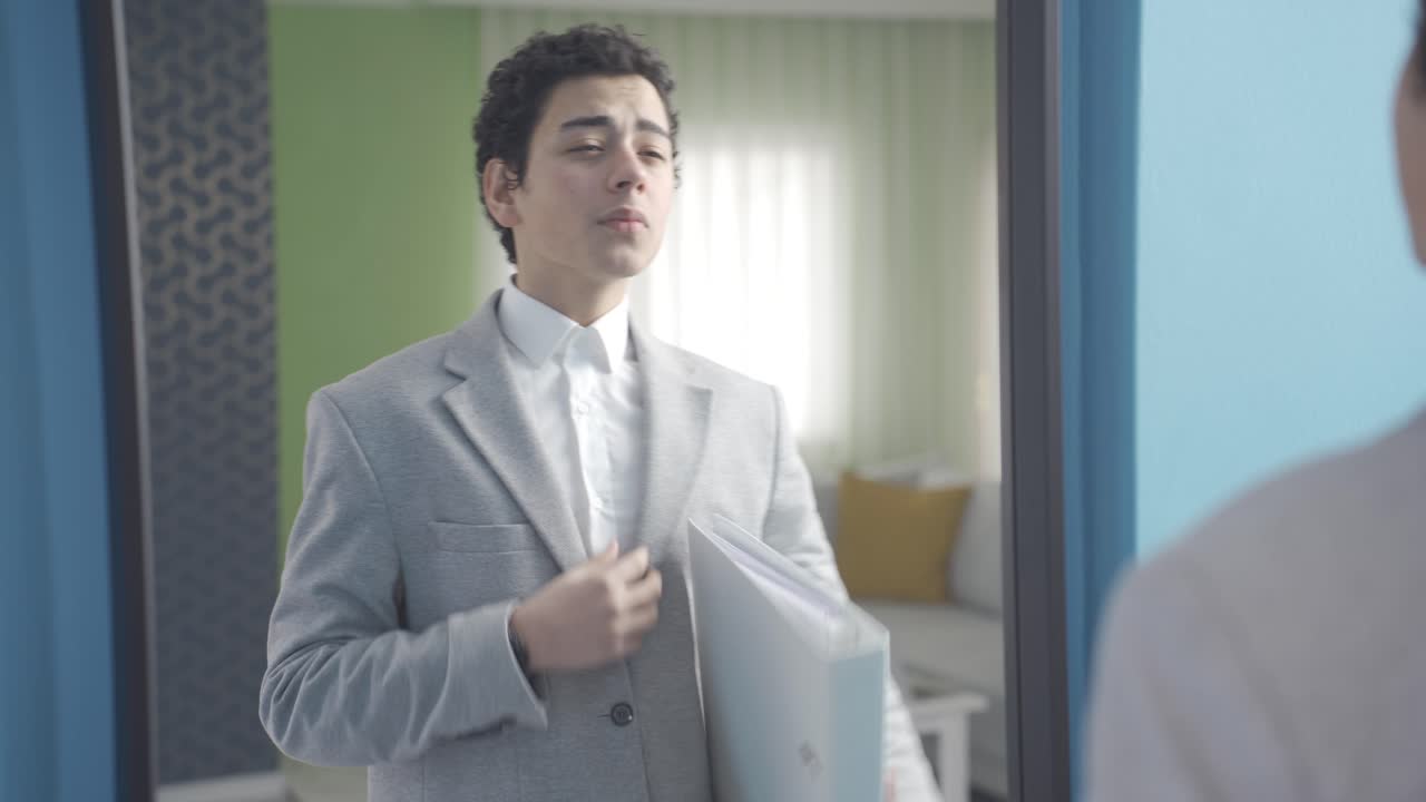 un chico divertido y lindo que sueña con convertirse en un hombre de negocios.