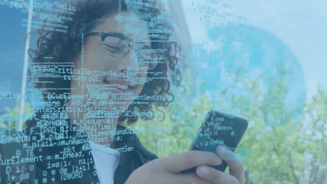 animación del procesamiento de datos sobre un hombre biracial usando un teléfono inteligente