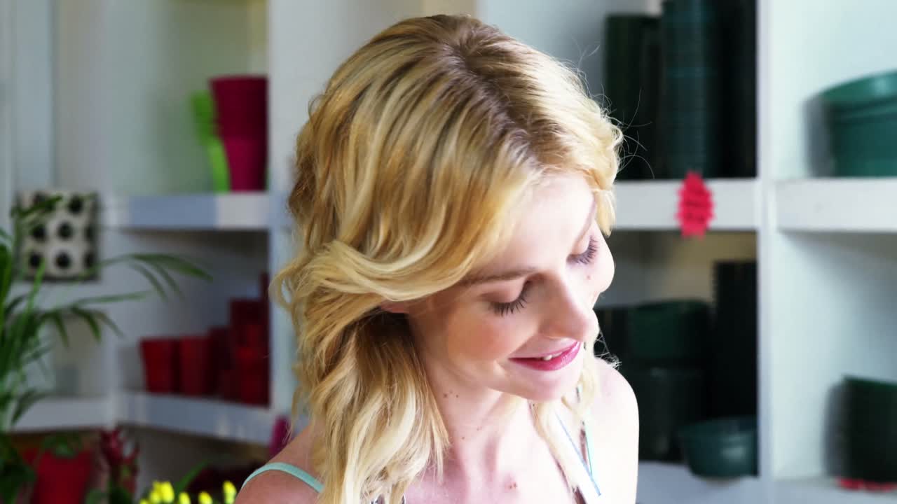 꽃 가게 에서 꽃 을 배열 하는 여자 꽃 가게