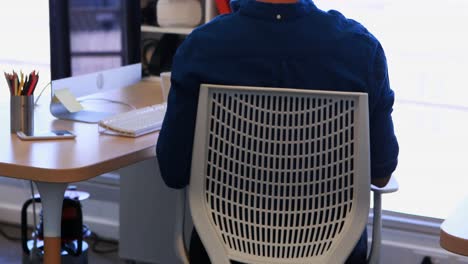 ejecutivo masculino relajándose en su escritorio 4k