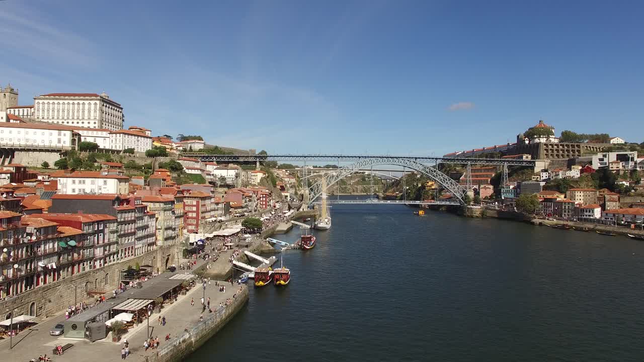 포르토를 날아다니며 유명한 dom luiz i 다리, douro 강, ribeira 집과 함께