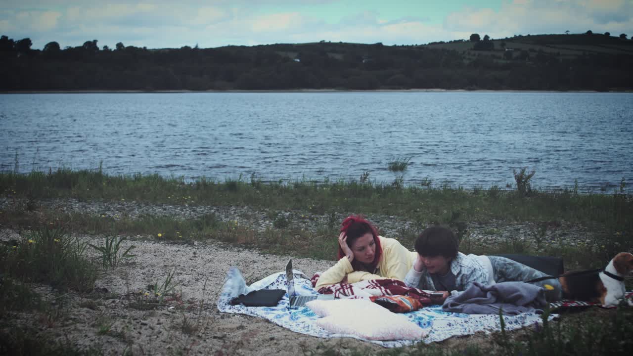 4k 엄마, 아들과 개가 피크닉을 하고 있습니다.