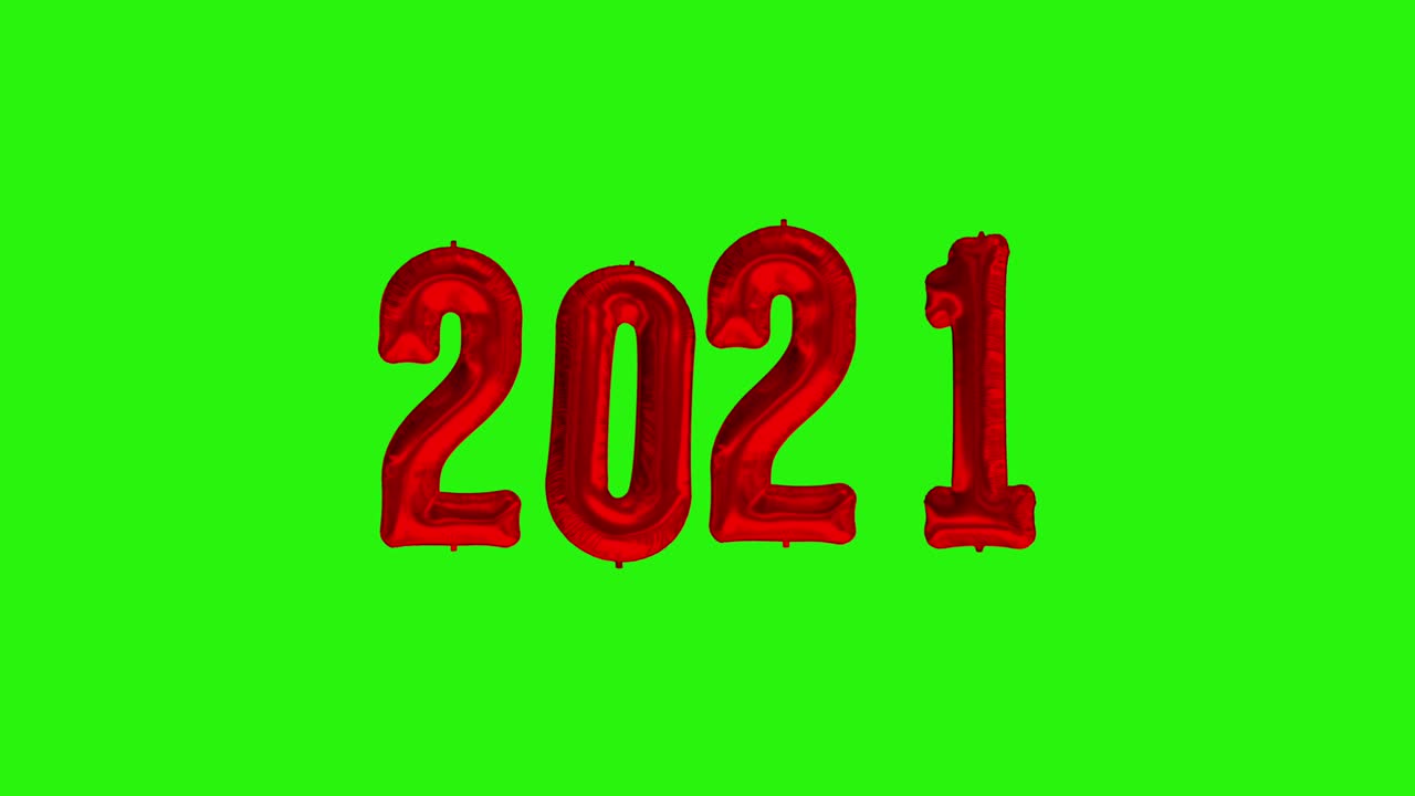 Neujahrsfeier 2021. Rote Folienballons mit der Zahl 2020 auf grünem Hintergrund.