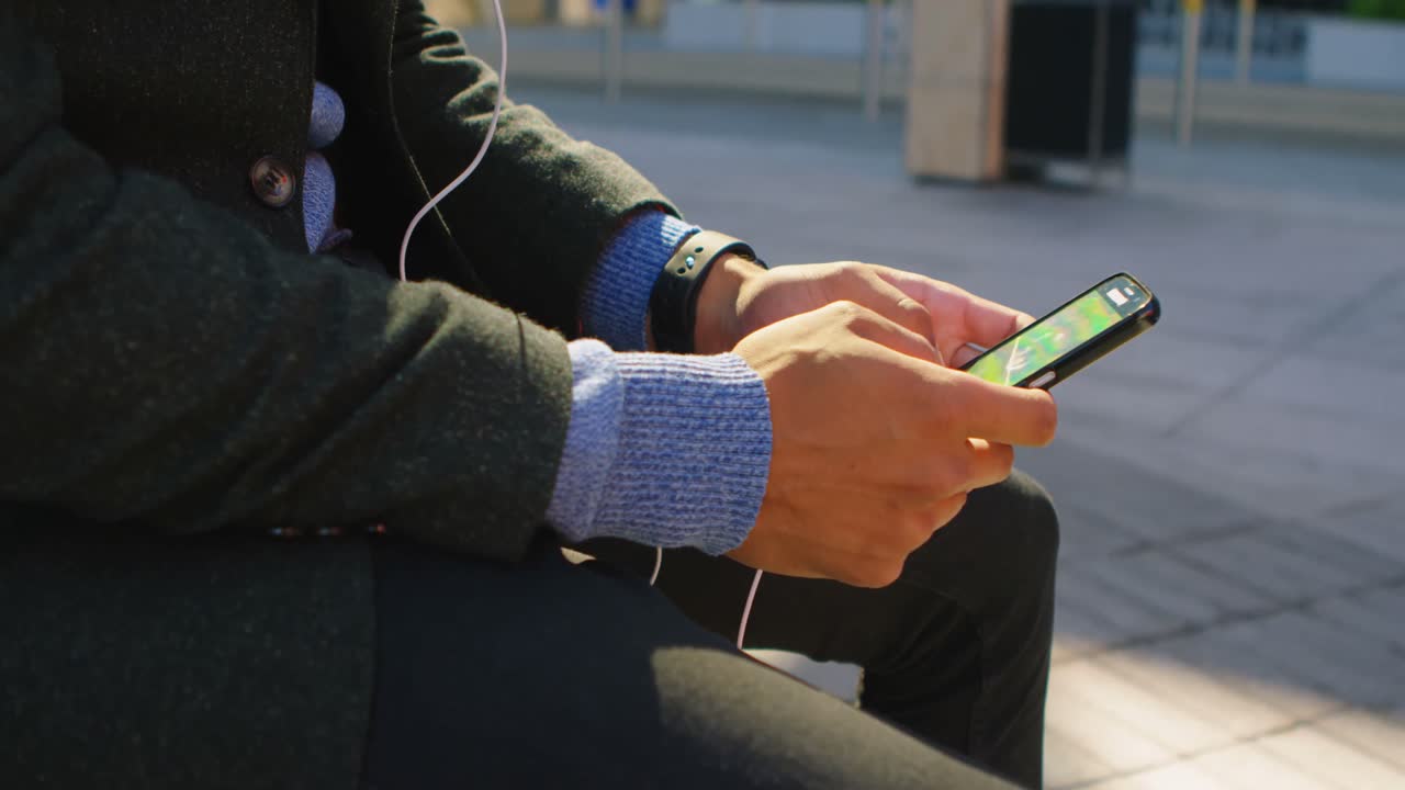 Businessman texting on the go 4k