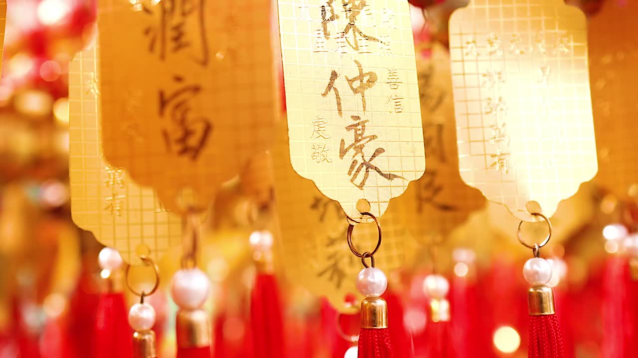 colgando campanas de oro con borlas rojas en el templo