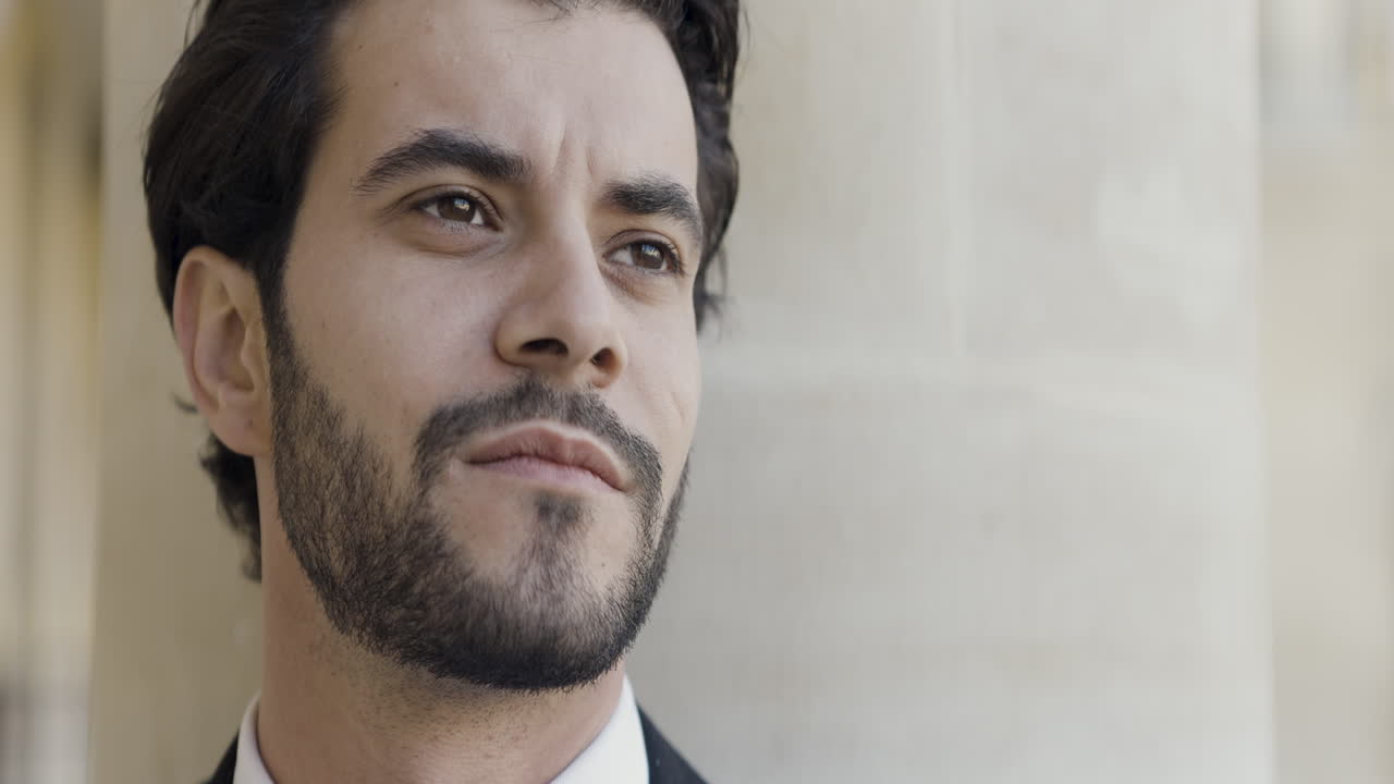 retrato de un hombre de negocios reflexivo