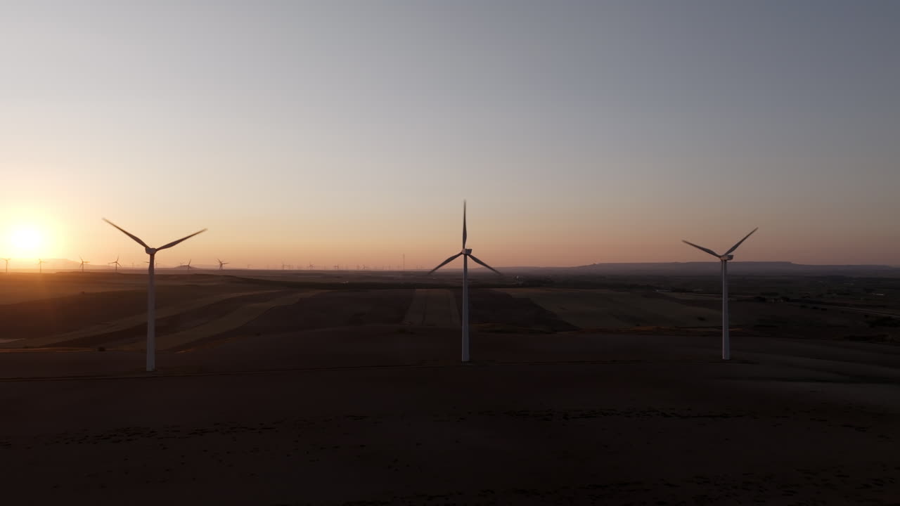 amanecer sobre el parque eólico