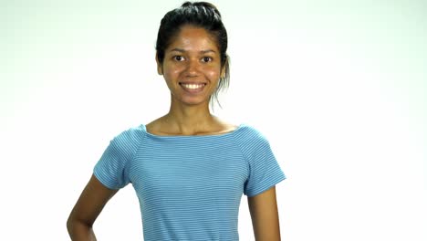 Joven-Mujer-Asiática-De-20-Años-Cabello-Envuelto-En-Negro-Sin-Maquillaje-Cosmético-O-Aspecto-Fresco-En-La-Camiseta-Expresa-Emoción-Sobre-Fondo-Blanco-Para-El-Lanzamiento-De-Clips-Virales-O-Publicidad