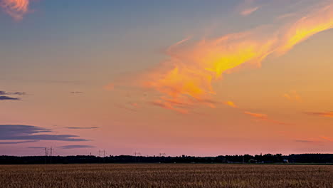 Timelapse-Revela-Cielos-Rosados-Que-Pintan-Una-Escena-Pintoresca-Sobre-Tierras-De-Cultivo-Letonas