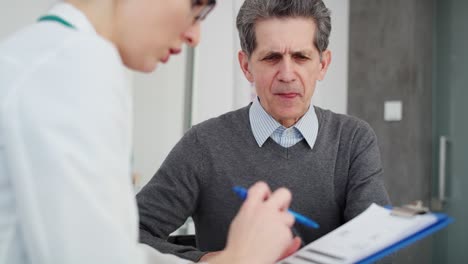 vista de mano del médico analizando los resultados médicos en el consultorio del médico