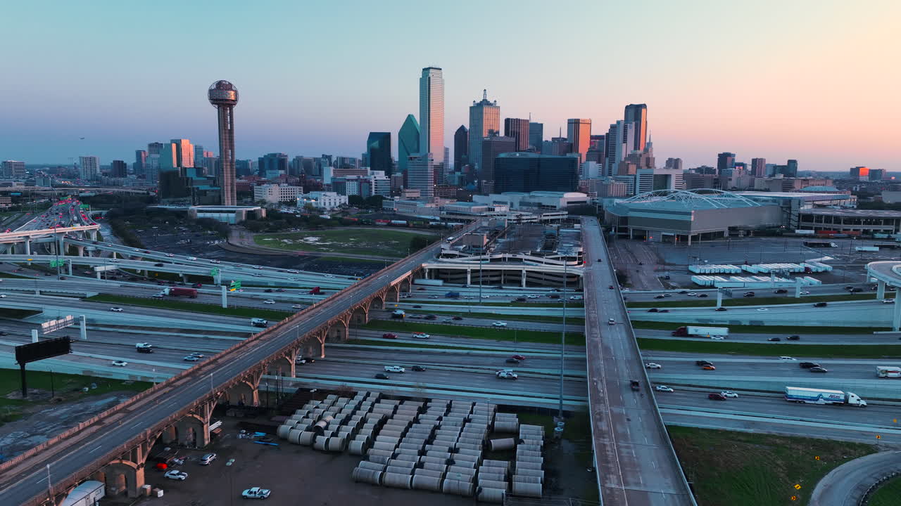 Erken Altın Saatlerdeki Dallas Şehir Merkezi, DJI Mavic 3 ile Çekildi