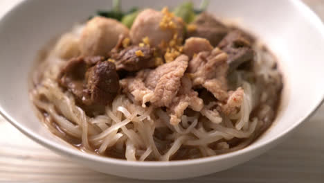 Sopa-De-Fideos-De-Arroz-Con-Cerdo-Guisado