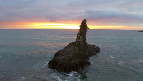 Hoch-Aufragende-Basaltfelsenformationen-Der-Kathedralenfelsen-Mit-Malerischem-Sonnenunterganghimmel-Im-Hintergrund-In-New-South-Wales,-Australien