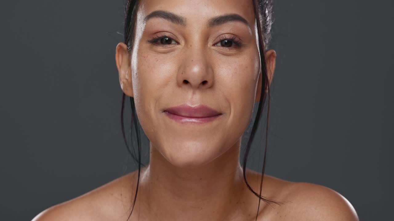 mujer, lápiz labial y belleza en el estudio
