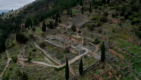 Luftaufnahme-Der-Archäologischen-Stätte-Des-Antiken-Delphi,-Standort-Des-Apollo-Tempels